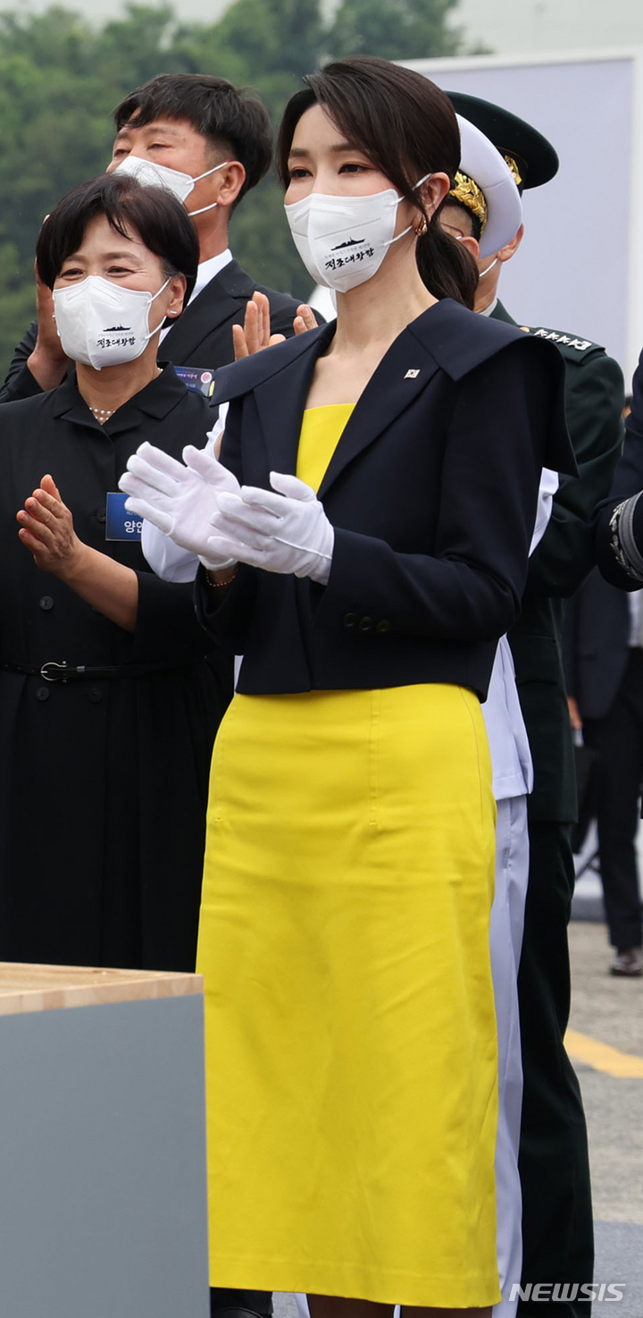 [울산=뉴시스] 전신 기자 = 윤석열 대통령 부인 김건희 여사가 28일 울산 현대중공업에서 열린 정조대왕함 진수식에서 진수줄을 절단한 뒤 박수치고 있다. 2022.07.28. photo1006@newsis.com