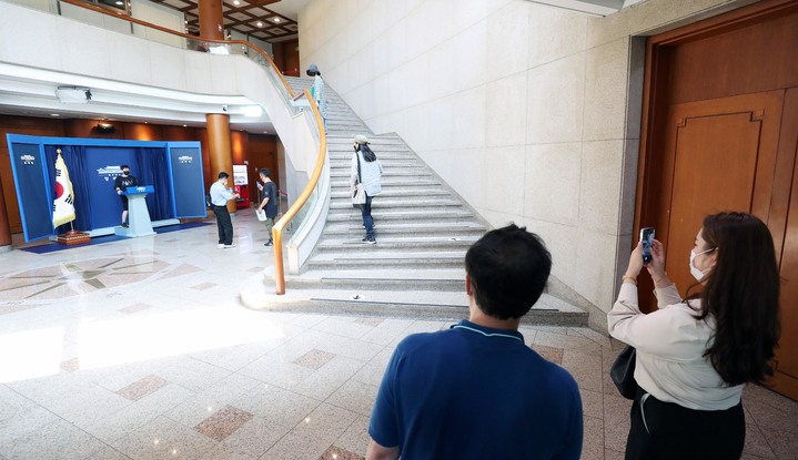 [서울=뉴시스] 28일 청와대 춘추관에서 배은주 장애인문화예술축제 조직위원장과 문화체육관광부 관계자들이 장애예술인 미술 특별 전시 준비를 위한 현장점검을 하고 있다. (사진=문화체육관광부 제공) 2022.07.28. photo@newsis.com *재판매 및 DB 금지