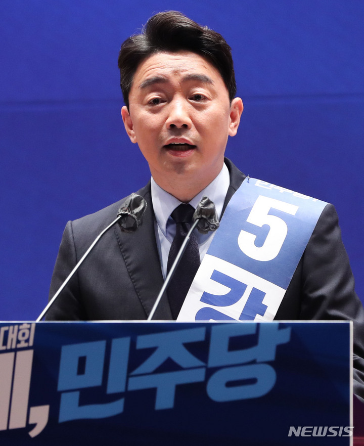 [서울=뉴시스] 고범준 기자 = 강훈식 더불어민주당 당대표 예비후보가 28일 오후 서울 여의도 국회 의원회관에서 열린 더불어민주당 당대표 및 최고위원 선출을 위한 예비경선대회에서 정견 발표를 하고 있다. (공동취재사진) 2022.07.28. photo@newsis.com