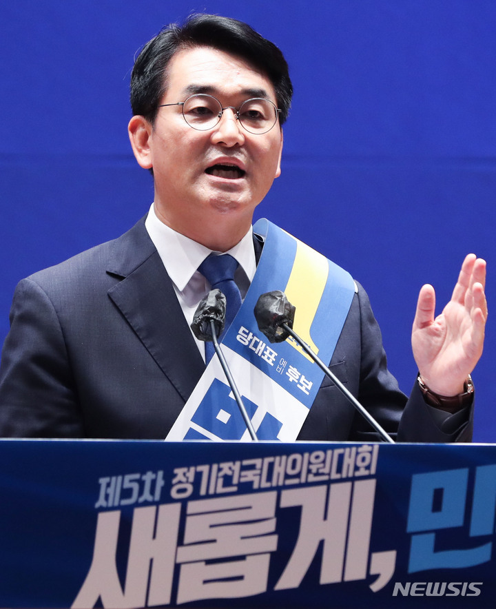 [서울=뉴시스] 고범준 기자 = 박용진 더불어민주당 당대표 예비후보가 28일 오후 서울 여의도 국회 의원회관에서 열린 더불어민주당 당대표 및 최고위원 선출을 위한 예비경선대회에서 정견 발표를 하고 있다. (공동취재사진) 2022.07.28. photo@newsis.com