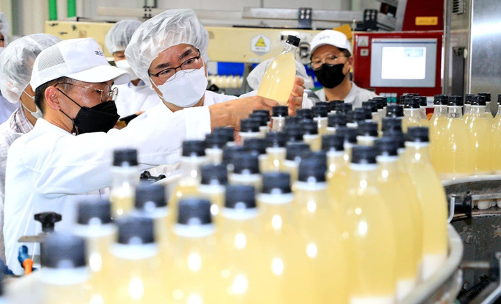 [횡성=뉴시스] 강종민 기자 = 정황근 농림축산식품부 장관이 28일 강원도 횡성군 전통주 제조·수출업체인 (주)국순당을 찾아 전통주 제조 시설을 살펴보고 있다. (사진=농식품부 제공) 2022.07.28. photo@newsis.com *재판매 및 DB 금지