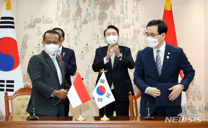 [서울=뉴시스] 전신 기자 = 윤석열 대통령이 지난 7월28일 서울 용산 대통령실 청사에서 이창양 산업통상자원부 장관과 인도네시아 바흐릴 라하달리아 투자부 장관의 지속가능한 그린투자 협력각서 체결을 지켜보며 박수치고 있다. 2022.07.28. photo1006@newsis.com