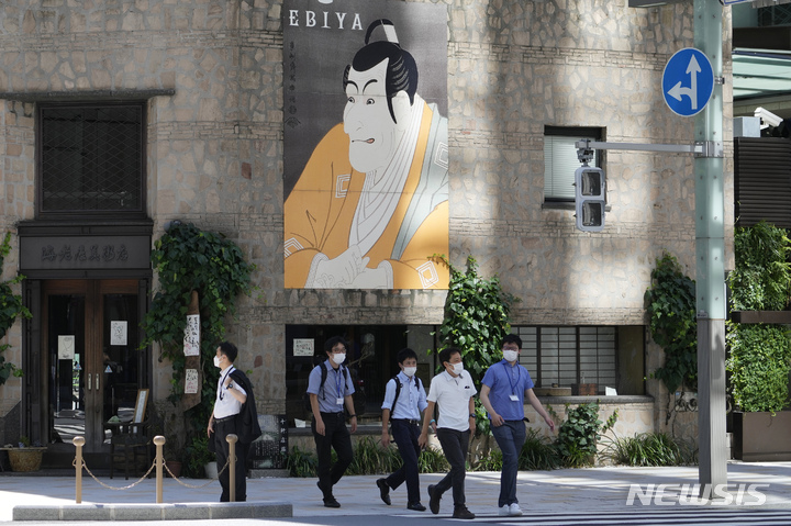 [도쿄=AP/뉴시스]일본 도쿄에서 지난 28일 마스크를 착용한 시민들이 실을 건너고 있다. 2022.07.29.