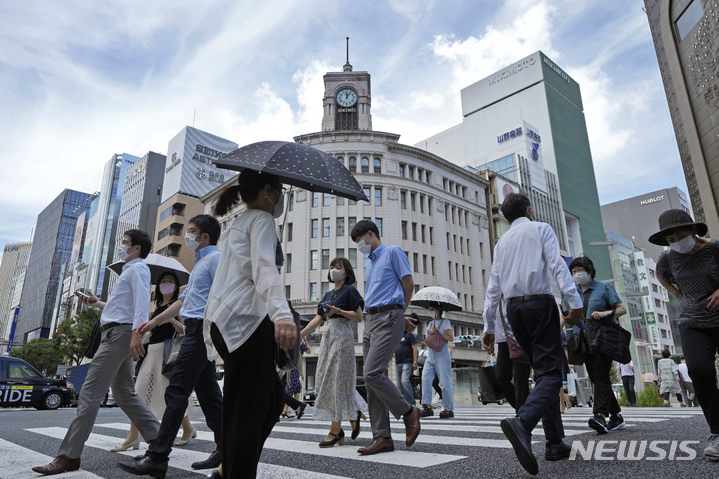 [도쿄=AP/뉴시스]지난달 28일 일본 도쿄 긴자 거리에서 마스크를 착용한 시민들이 횡단보도를 건너고 있다. 2022.08.04.