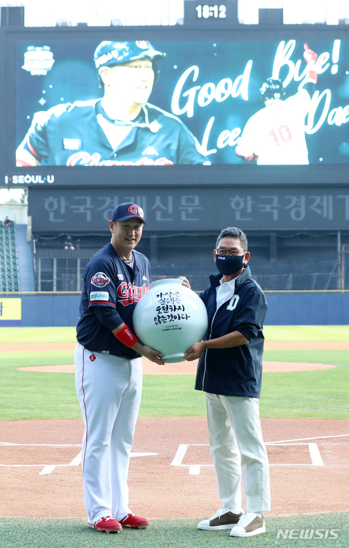 [서울=뉴시스] 이영환 기자 = 28일 오후 서울 송파구 잠실야구장에서 열린 롯데 자이언츠와 두산 베어스의 경기, 전풍 두산베어스 사장이 은퇴 투어를 시작한 롯데 이대호에게 달항아리를 전달하고 있다. 2022.07.28. 20hwan@newsis.com