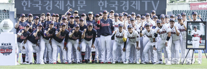[서울=뉴시스] 김근수 기자 = 28일 오후 서울 송파구 잠실야구장에서 열린 2022 KBO리그 롯데 자이언츠와 두산 베어스의 경기 전, 롯데 이대호 선수 은퇴 투어를 기념하기 위해 롯데 이대호 선수와 롯데 자이언츠 선수단과 두산 베어스 선수단이 기념촬영을 하고 있다. 2022.07.28. ks@newsis.com