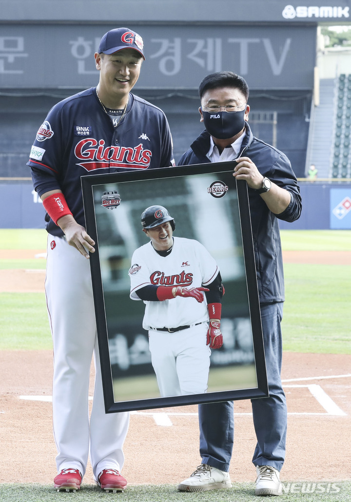 [서울=뉴시스] 김근수 기자 = 28일 오후 서울 송파구 잠실야구장에서 열린 2022 KBO리그 롯데 자이언츠와 두산 베어스의 경기 전, 롯데 이대호 선수가 김태룡 두산베어스 단장에게 기념액자를 받고 기념촬영을 하고 있다. 2022.07.28. ks@newsis.com
