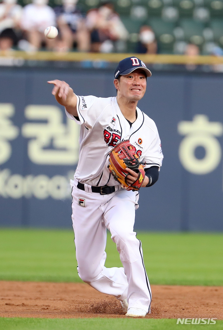 [서울=뉴시스] 이영환 기자 = 28일 오후 서울 송파구 잠실야구장에서 열린 롯데 자이언츠와 두산 베어스의 경기, 3회초 1사 주자없는 상황에서 두산 유격수 김재호가 롯데 안중열이 날린 타구를 잡아 1루로 송구하고 있다. 2022.07.28. 20hwan@newsis.com
