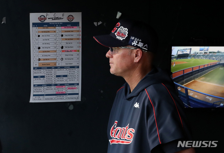 [서울=뉴시스] 이영환 기자 = 28일 오후 서울 송파구 잠실야구장에서 열린 롯데 자이언츠와 두산 베어스의 경기, 래리 서튼 롯데 감독이 경기를 지켜보고 있다. 2022.07.28. 20hwan@newsis.com