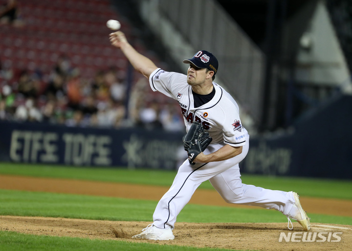 [서울=뉴시스] 이영환 기자 = 28일 오후 서울 송파구 잠실야구장에서 열린 롯데 자이언츠와 두산 베어스의 경기, 7회초 두산 선발 스탁이 역투하고 있다. 2022.07.28. 20hwan@newsis.com
