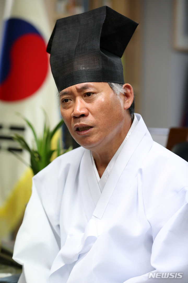 [서울=뉴시스] 박진희 기자 = 최영갑 성균관유도회총본부 회장이 지난 28일 서울 종로구 성균관유도회총본부에서 뉴시스와 인터뷰 하고 있다. 2022.07.30. pak7130@newsis.com
