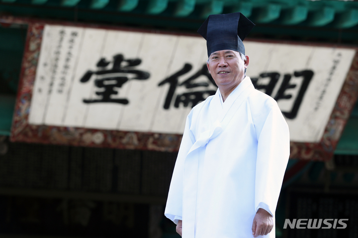 [서울=뉴시스] 박진희 기자 = 최영갑 성균관유도회총본부 회장이 지난 28일 서울 종로구 성균관유도회총본부에서 뉴시스와 인터뷰 하고 있다. 2022.07.30. pak7130@newsis.com