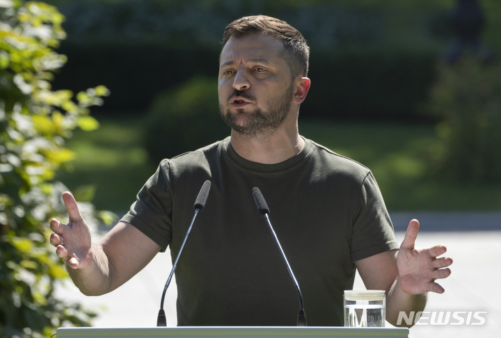 [키이우=AP/뉴시스] 볼로디미르 젤렌스키 우크라이나 대통령이 28일(현지시간) 키이우에서 기타나스 나우세다 리투아니아 대통령과 회담 후 공동 기자회견을 하고 있다. 2022.07.29.