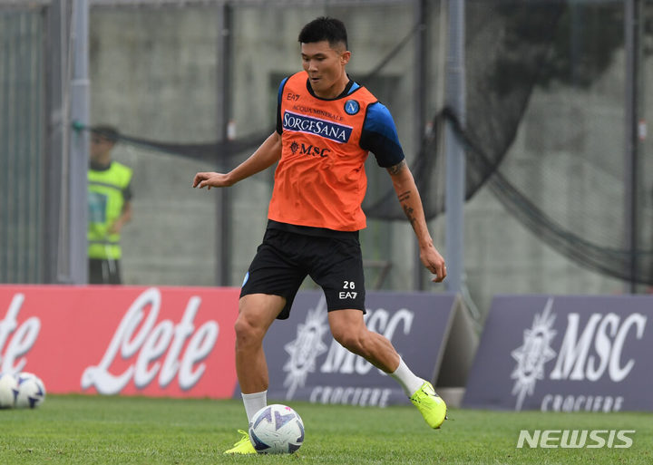 [서울=뉴시스]나폴리 김민재, 입단 후 동료들과 첫 훈련 소화 (사진 = 나폴리 홈페이지 캡처)