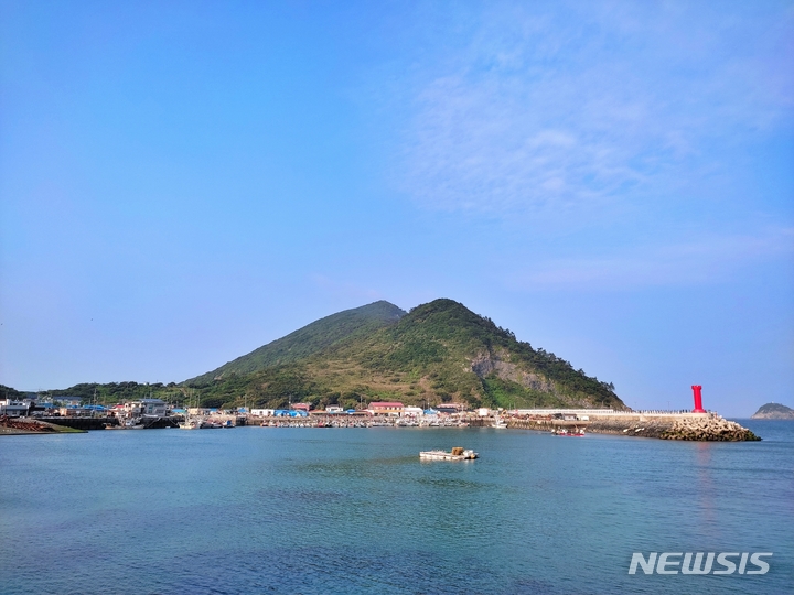 [서울=뉴시스] (보령) 봉화산과 외연도항 풍경-구완회 촬영. (사진=한국관광공사 제공) 2022.07.29. photo@newsis.com *재판매 및 DB 금지