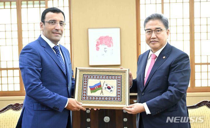 [서울=뉴시스]박진 외교부 장관은 29일 람지 테이무로프 주한아제르바이잔대사를 접견했다. (사진=외교부 제공) 2022.07.29. photo@newsis.com 