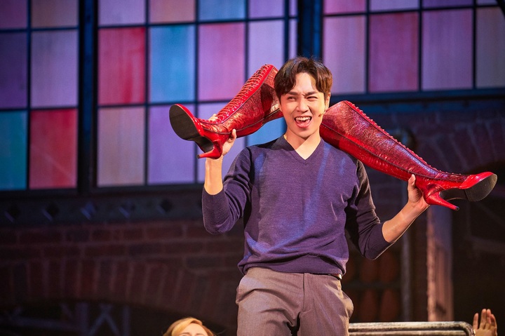 [서울=뉴시스]뮤지컬 '킹키부츠' 공연 사진. '찰리' 역의 이석훈. (사진=CJ ENM 제공) 2022.07.30. photo@newsis.com *재판매 및 DB 금지