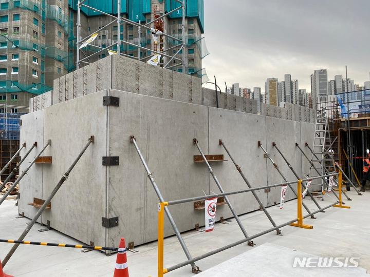 [서울=뉴시스] 건설 현장에 더블월 공법이 적용된 모습.(제공 = 삼표피앤씨)