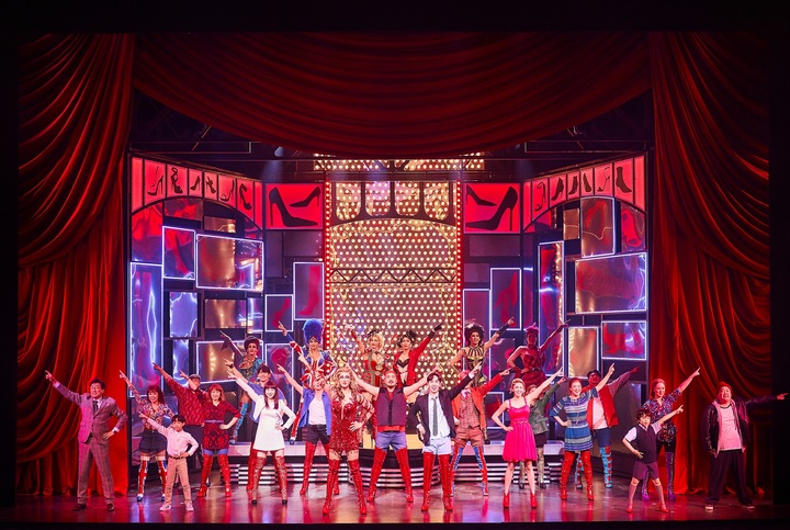 [서울=뉴시스]뮤지컬 '킹키부츠' 공연 사진. '레이즈 유 업(Raise You Up)' 넘버. (사진=CJ ENM 제공) 2022.07.30. photo@newsis.com *재판매 및 DB 금지