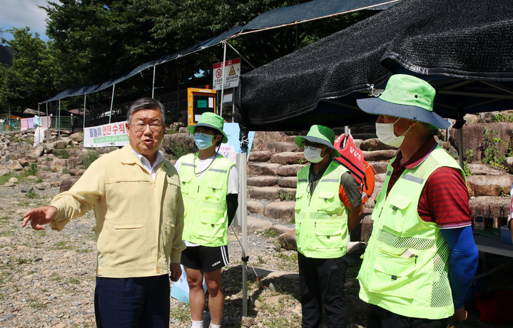 [밀양=뉴시스] 안지율 기자 = 박일호 경남 밀양시장이 29일 내일동 금시당 물놀이지역을 찾아 안전관리 요원을 격려하고 있다. (사진=밀양시 제공) 2022.07.29. photo@newsis.com *재판매 및 DB 금지