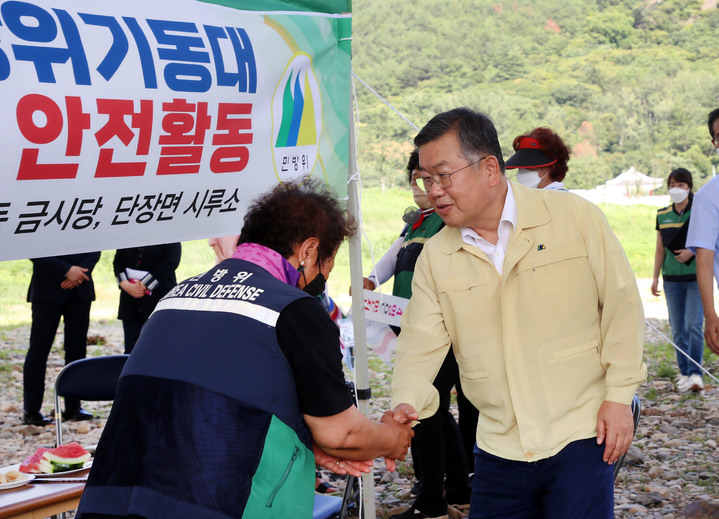 [밀양=뉴시스] 안지율 기자 = 박일호 경남 밀양시장이 29일 내일동 금시당 물놀이 지역을 찾아 주부민방위기동대원을 격려하고 있다. (사진=밀양시 제공) 2022.07.29. photo@newsis.com *재판매 및 DB 금지