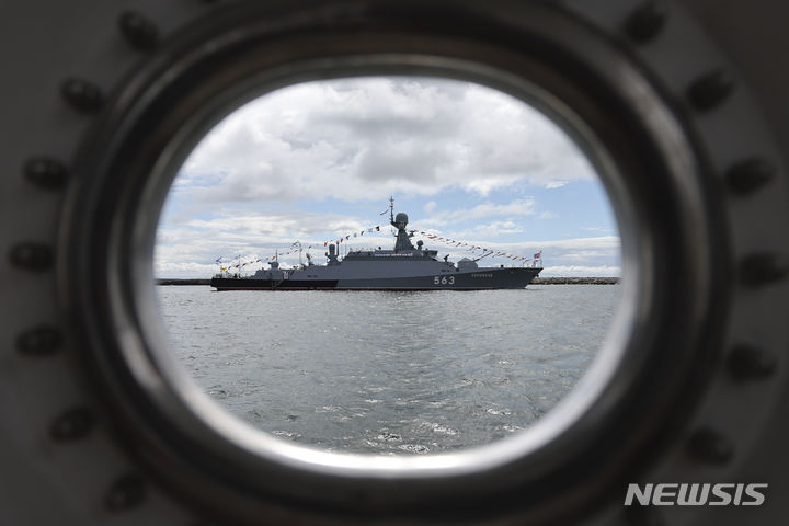 [발트해=AP/뉴시스] 우크라이나 국방정보국은 8일(현지시간) 러시아 역외 영토 칼리닌그라드 발티스크 해군기지에 정박 중이던 러시아 소형 미사일 코르벳함 '세르푸호프'함을 공격해 큰 피해를 입혔다고 주장했다. 러우 전쟁 개전 후 우크라가 발트해에서 러시아 선박을 공격한 것은 이번이 처음이다. 사진은 2022년 7월 발트해에서 해군 퍼레이드 리허설에 참여하고 있는 세르푸호프함. 2024.04.09.