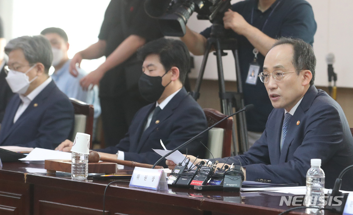 [서울=뉴시스] 김명원 기자 = 추경호 경제부총리 겸 기획재정부 장관이 지난달 29일 오전 서울 종로구 정부서울청사에서 제9차 공공기관운영위원회(공운위)에 참석해 공공기관 혁신 가이드라인에 대해 발언하고 있다. 2022.07.29. kmx1105@newsis.com