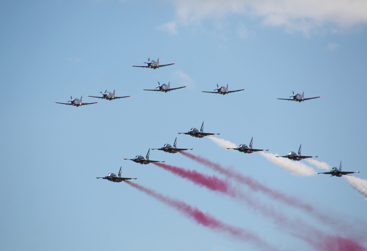 [서울=뉴시스] 국방부공동취재단 = 28일 오전(현지시간) 폴란드 뎅블린 공군 기지에서 실시한 블랙이글스-폴란드 특수비행팀 오릭 간 우정비행에서 블랙이글스가 폴란드 국기를 표현하고 있다. 2022.07.29. photo@newsis.com *재판매 및 DB 금지