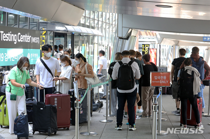 [인천공항=뉴시스] 조성우 기자 = 코로나19 신규 확진자가 8만5320명으로 집계된 29일 오후 인천국제공항 제1여객터미널 코로나19 검사센터에서 해외 입국자들이 검사를 받기 위해 대기하고 있다. 2022.07.29. xconfind@newsis.com