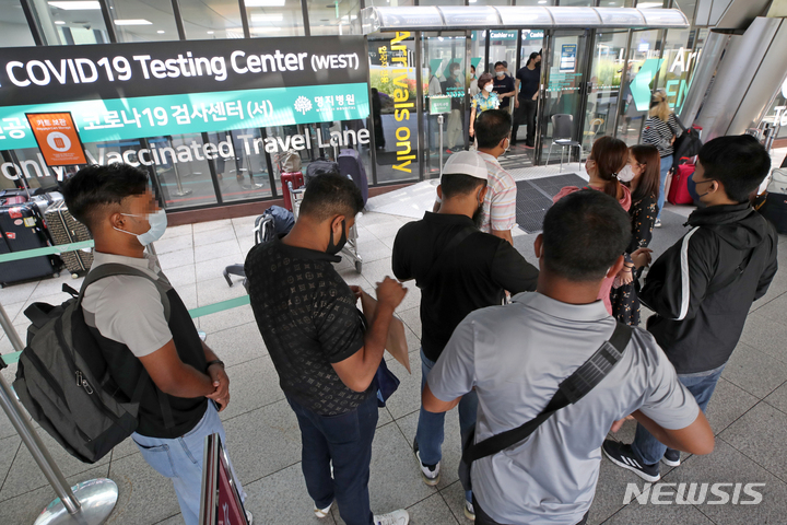 [인천공항=뉴시스] 조성우 기자 = 지난 29일 오후 인천국제공항 제1여객터미널 코로나19 검사센터에서 해외 입국자들이 검사를 받기 위해 대기하고 있다. 2022.07.29. xconfind@newsis.com