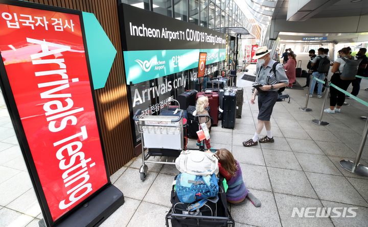 [인천공항=뉴시스] 조성우 기자 = 코로나19 신규 확진자가 8만5320명으로 집계된 29일 오후 인천국제공항 제1여객터미널 코로나19 검사센터에서 해외 입국자들이 검사를 받기 위해 대기하고 있다. 2022.07.29. xconfind@newsis.com