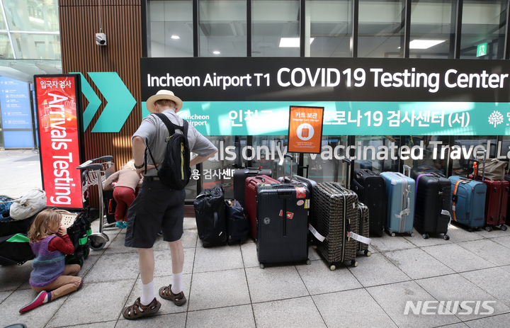 [인천공항=뉴시스] 조성우 기자 = 지난달 29일 오후 인천국제공항 제1여객터미널 코로나19 검사센터에서 해외 입국자들이 검사를 받기 위해 대기하고 있다. 2022.08.02. xconfind@newsis.com