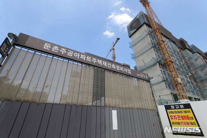 [서울=뉴시스] 배훈식 기자 =29일 오후 서울 강동구 둔촌 주공아파트 재건축 현장 모습. 2022.07.29. dahora83@newsis.com