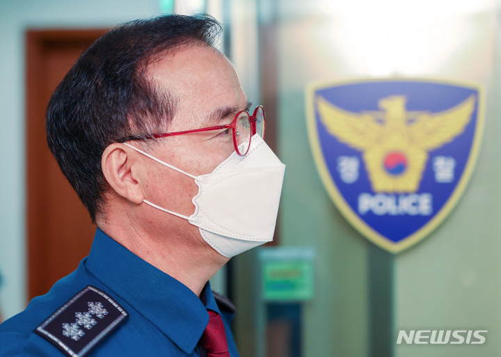 [서울=뉴시스] 최동준 기자 = 김광호 서울지방경찰청장이 29일 서울시 종로구 서울지방경찰청에서 열린 경찰국 관련 일선 경찰들과의 간담회에 참석하기 위해 회의장으로 들어가고 있다. (공동취재사진) 2022.07.29. photo@newsis.com