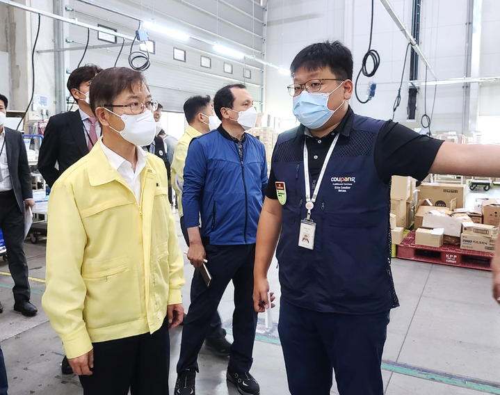 [서울=뉴시스] 이정식(왼쪽) 고용노동부 장관이 29일 화성시 쿠팡 동탄물류센터를 방문해 현장을 점검하고 있다. (사진=고용노동부 제공) 2022.07.29. newsis@photo.com *재판매 및 DB 금지