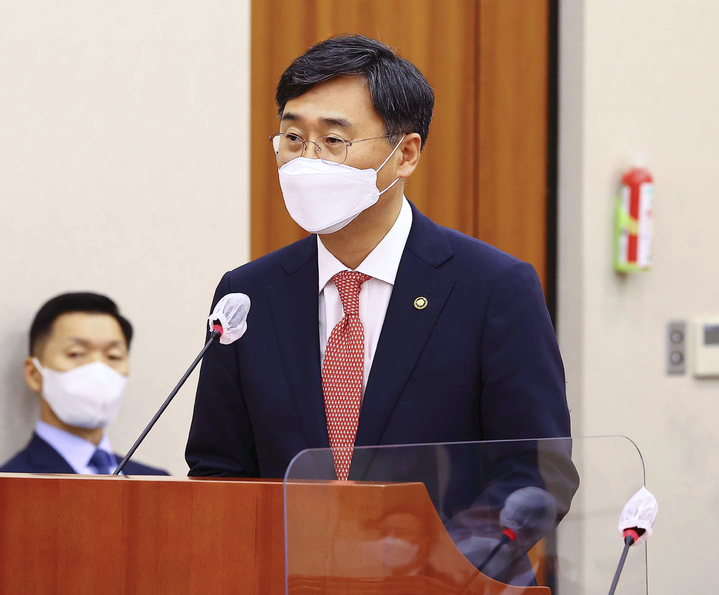 [서울=뉴시스] 최진석 기자 = 29일 서울 여의도 국회에서 열린 법제사법위원회 전체회의에 출석한 신범철 국방부차관이 업무보고에 앞서 기관 소개를 하고 있다. (공동취재사진) 2022.07.29. photo@newsis.com