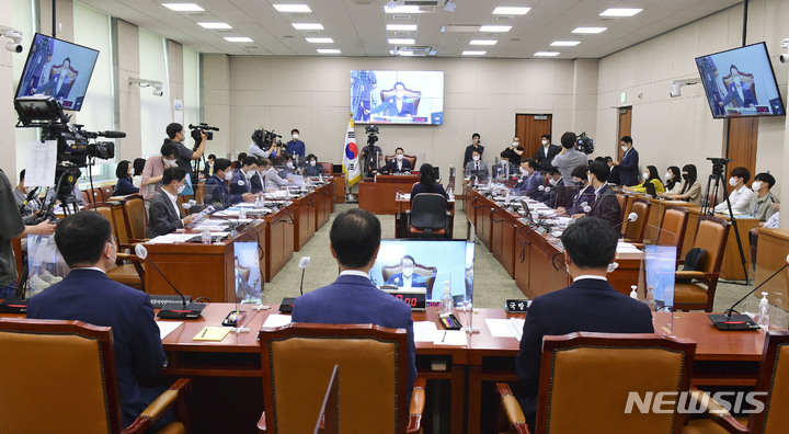 [서울=뉴시스] 최진석 기자 = 29일 국회에서 열린 법제사법위원회 전체회의에서 김도읍 국회 법사위원장이 의사봉을 두드리고 있다. (공동취재사진) 2022.07.29. photo@newsis.com