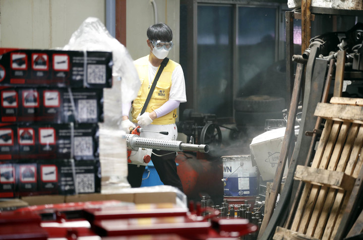 [광주=뉴시스] 광주 북구보건소 감염병예방팀 방역반원들이 광주 북구 중흥동 상가 밀집 지역에서 해충·모기 긴급 방역을 벌이고 있다. (사진=광주 북구청 제공) 2022.07.29. photo@newsis.com *재판매 및 DB 금지