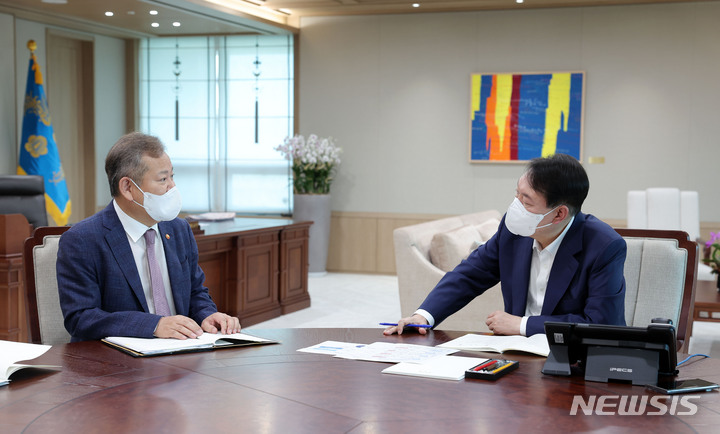 [서울=뉴시스] 윤석열 대통령이 지난 7월26일 서울 용산 대통령실 청사에서 이상민 행정안전부 장관으로부터 업무보고를 받고 있다. photo@newsis.com