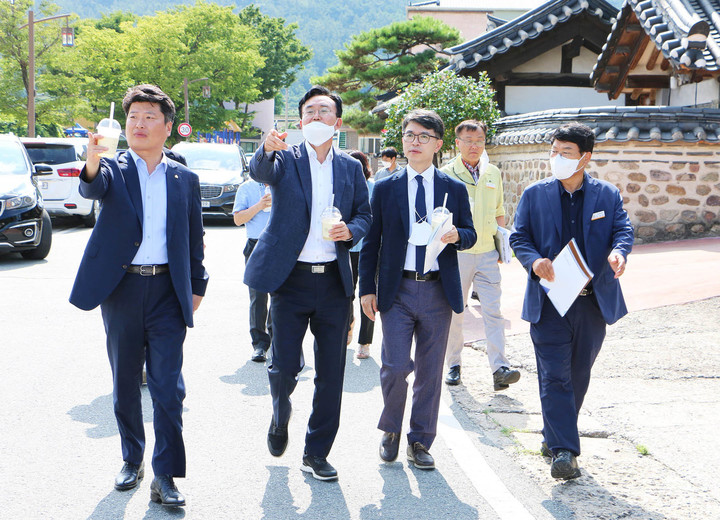 [나주=뉴시스]  윤병태 전남 나주시장(왼쪽 두 번째)은 22일 김완선 기재부 예산실장, 박창환 전남도 정무부지사와 함께 나주목사내아, 정수루, 목문화관 등 읍성권 주요 문화재를 둘러보며 천년고도 나주의 역사성 회복을 위한 문화재 복원정비사업 국비 예산 반영을 요청했다. (사진=나주시 제공) 2022.07.22. photo@newsis.com *재판매 및 DB 금지