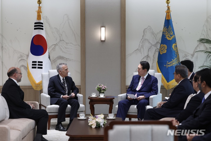 [서울=뉴시스] 홍효식 기자 = 윤석열 대통령이 지난달 29일 서울 용산 대통령실 청사에서 열린 주한대사 신임장 제정식에서 필립 골드버그 주한 미국 대사로부터 신임장을 받은 뒤 차담하고 있다. (대통령실통신사진기자단) 2022.07.29. yesphoto@newsis.com