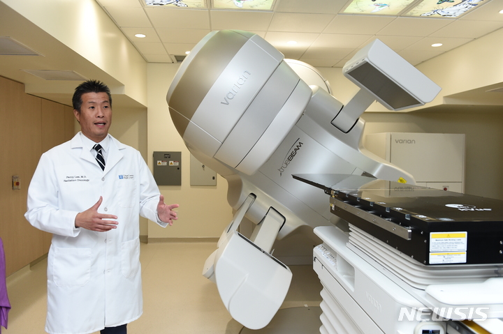 [호프( 미 캘리포니아주)=AP/뉴시스]최근 문을 연 미국 오렌지 카운티의 호프 시 소재 레나 암센터 재단에서 최신 방사선 영상촬영 장비를 설명하는 의사 퍼시 리.&nbsp; 중국은 최근 전신촬영용 최신 MRI시스템을 개발해 유럽등 해외시장에 선보이고 있다.&nbsp; 