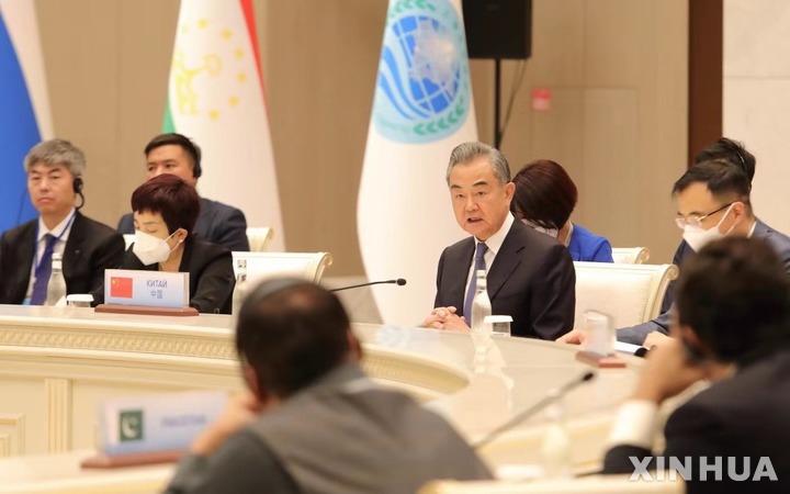 [타슈켄트=신화/뉴시스] 왕이 중국 외교담당 국무위원 겸 외교부장이 29일 우즈베키스탄 타슈켄트에서 열린 상하이협력기구(SCO) 외교장관 회의에 참석해 발언하고 있다. 2022.07.30.