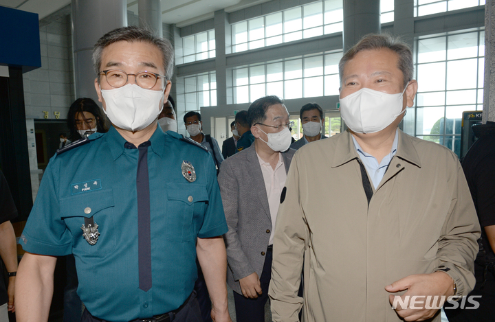 [울산=뉴시스] 배병수 기자 = 이상민 행정안전부 장관이 30일 울산 중구 울산경찰청을 방문, 박성주 청장과 청사로 들어오고 있다. 2022.07.30. bbs@newsis.com