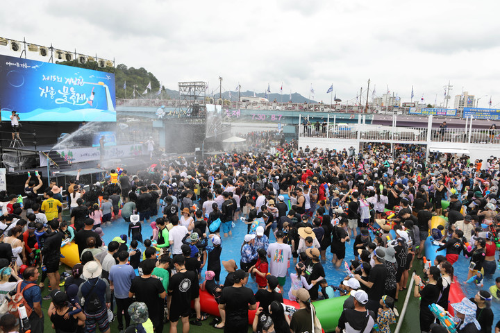 [서울=뉴시스] 최동준 기자 = 30일 전남 장흥군에서 열린 정남진 장흥 물 축제를 찾은 시민들과 외국인들이 즐거운 시간을 보내고 있다. (사진=정남진장흥물축제추진위원회 제공) 2022.07.30. photo@newsis.com *재판매 및 DB 금지