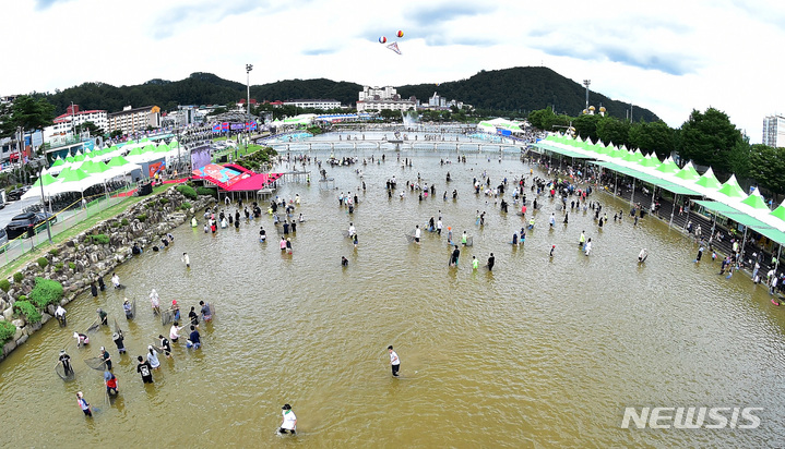 [봉화=뉴시스] 이무열 기자 = 본격적인 여름 휴가철을 맞은 30일 오후 경북 봉화읍 내성천 일원에서 열린 ‘제24회 2022 봉화은어축제’를 찾은 피서객들이 반두를 이용해 은어 잡이를 하고 있다. 이번 축제는 코로나19 여파로 3년 만에 열렸다. 2022.07.30. lmy@newsis.com