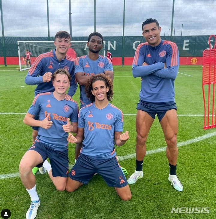 [서울=뉴시스]이적 원했던 호날두, 훈련장에서 2군 선수들과 사진 (사진 = 크리스티아누 호날두 SNS 캡처)