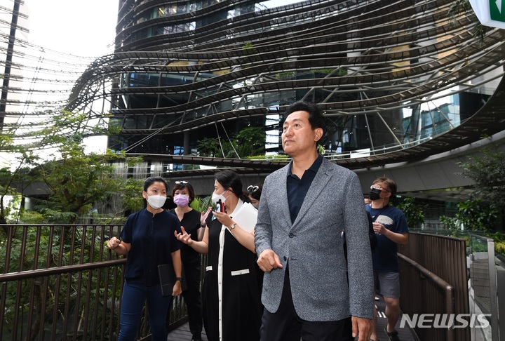 [싱가포르=뉴시스] 2. 오세훈 서울시장이 30일 오후(현지시간) 싱가포르의 마리나베이에 위치한 주거·관광·국제업무 복합개발단지인 마리나 원의 내부 녹지 상황을 살펴보고 있다. (사진=사진공동취재단) 2022.07.31. photo@newsis.com 