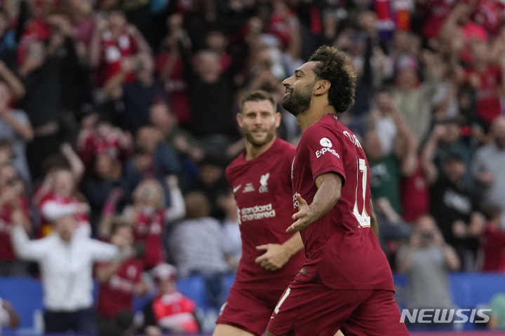 [레스터=AP/뉴시스] 리버풀의 모하메드 살라가 31일(한국시간) 영국 레스터 킹 파워 스타디움에서 열린 맨체스터 시티와 2022 FA 커뮤니티 쉴드에서 페널티킥 골을 넣은 뒤 기뻐하고 있다. 2022.07.31.