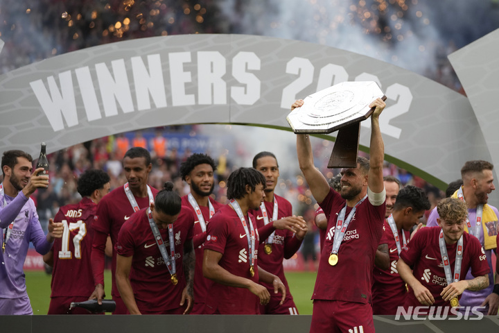 [레스터=AP/뉴시스] 리버풀의 주장 조던 헨더슨이 31일(한국시간) 영국 레스터 킹 파워 스타디움에서 열린 맨체스터 시티와 2022 FA 커뮤니티 쉴드에서 3-1로 이기고 우승을 차지한 뒤 방패 모양의 트로피를 들어보이고 있다. 2022.07.31.